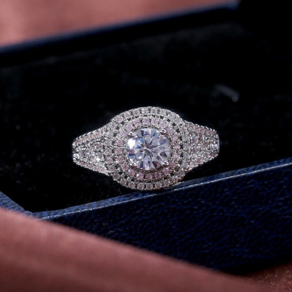 Adorable 925 Silver Round Cut White Sapphire Ring - Picture 4 of 4